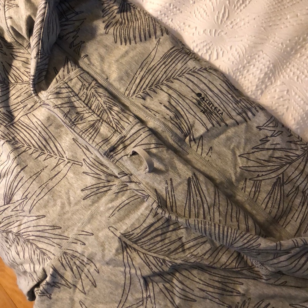 Printed grey Athleta leggings.